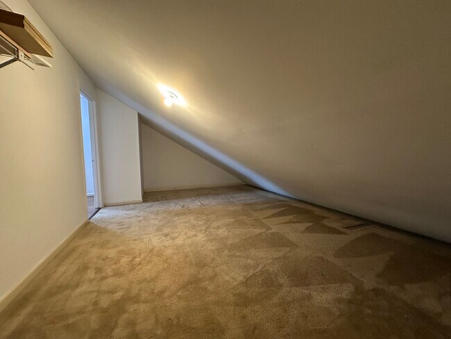 Building Photo - 2 Bedroom / 2 Bath Brick Condo - Bristol, TN