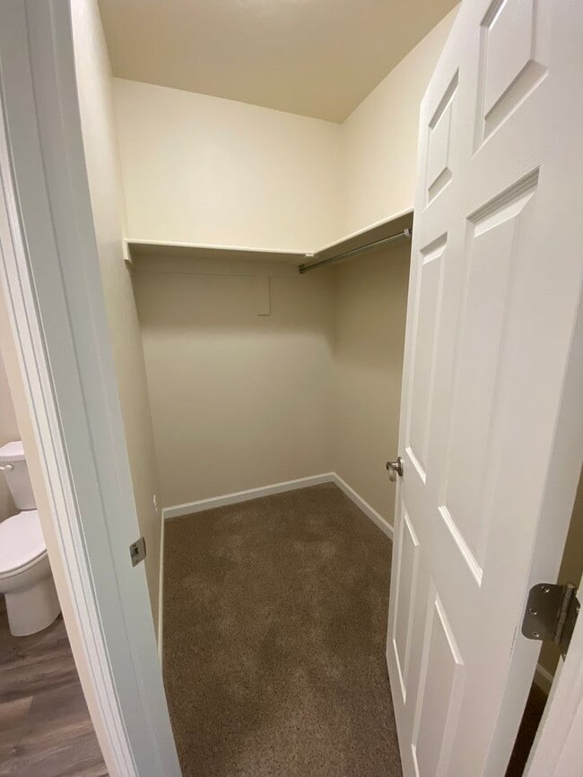 Building Photo - 3 Bedroom 2 Bath Single story end unit.