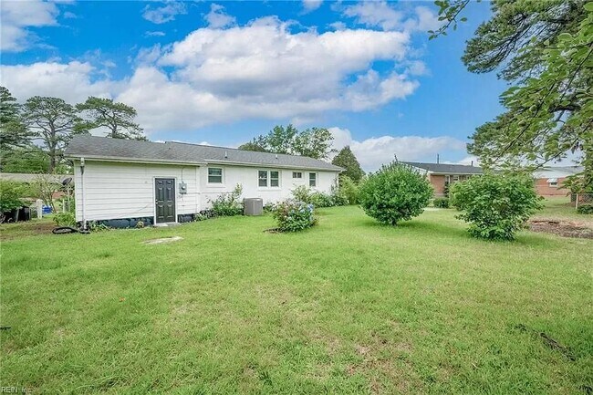 Building Photo - 1613 Loren Cres