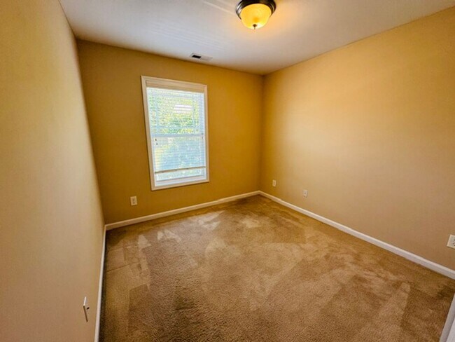 Building Photo - Gorgeous 3 Bedroom Townhome - Ready and Available