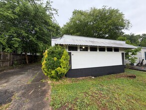 Building Photo - 2 Bedroom, 1 Bath Home in East Rome!