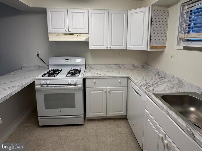 Building Photo - 5485 Harpers Farm Rd