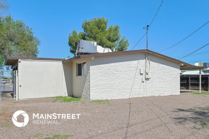 Building Photo - 1727 S Winstel Ave