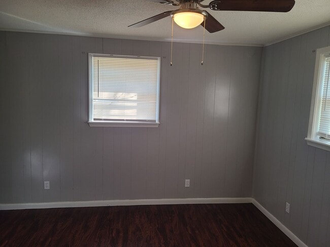 Building Photo - 604 Ellen Dr