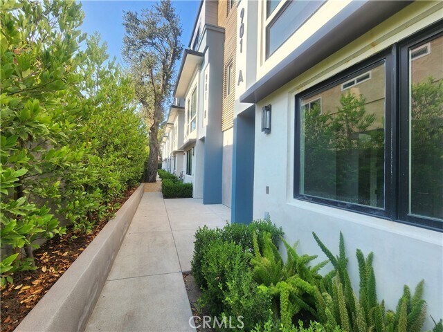 Building Photo - 901 W Duarte Rd