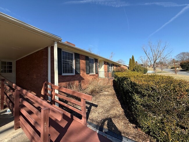 Building Photo - 2841 Deerwood Dr