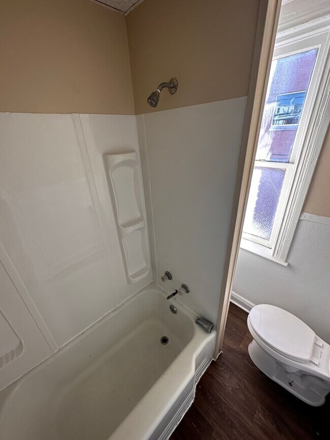 Building Photo - 121 N State St