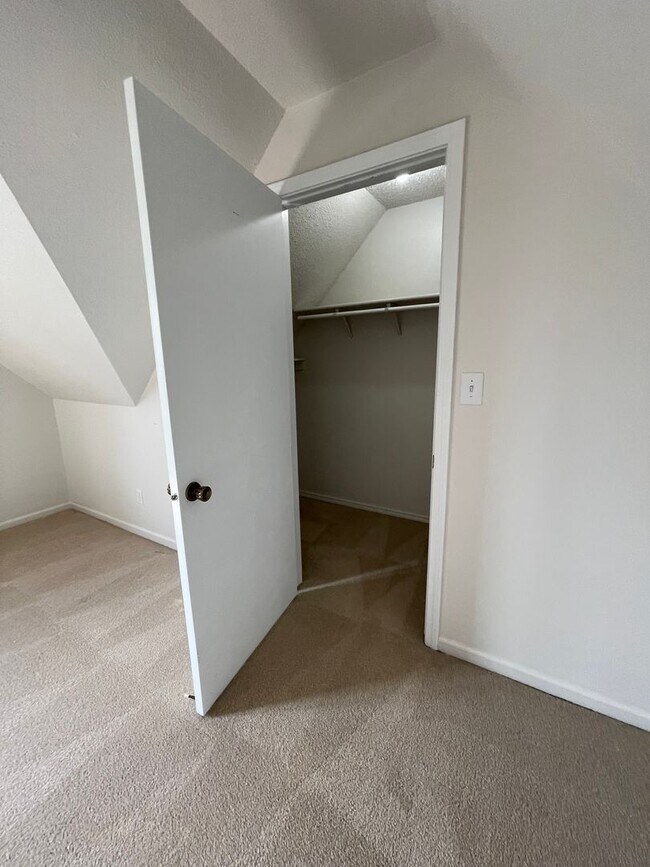 Building Photo - GREAT FAMILY HOME! FULLY FENCED YARD!