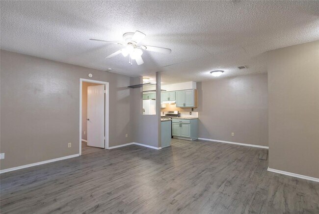 Building Photo - 701 Country Aire Dr