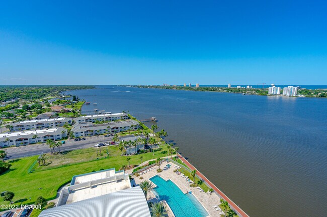 Building Photo - 241 Riverside Dr