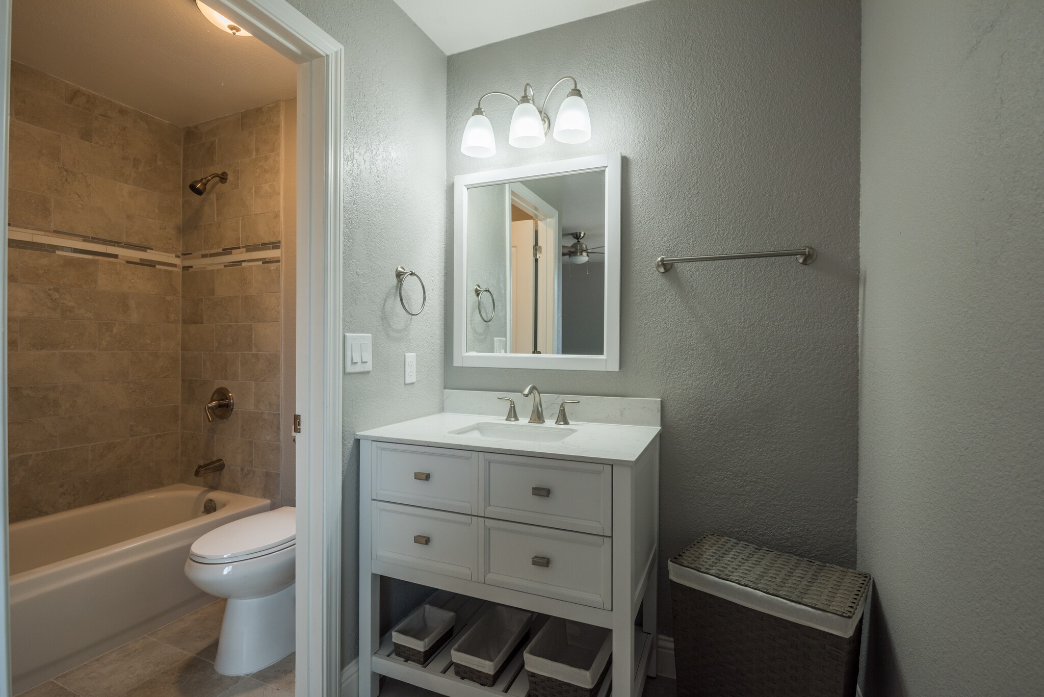 Master Bath - 569 Argonaut St