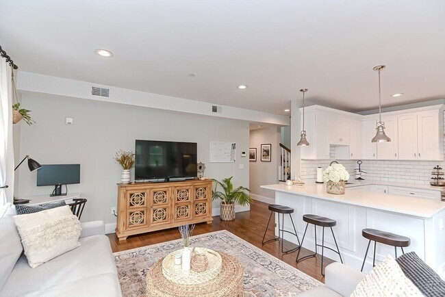 Building Photo - 52R River St