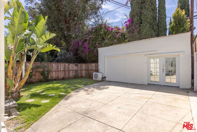 Building Photo - 1553 N Stanley Ave