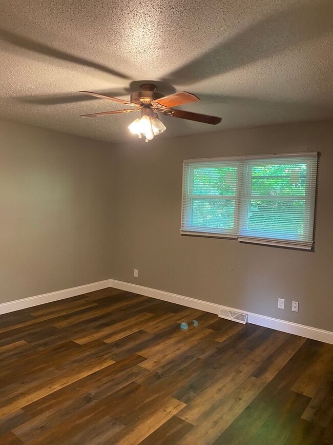 Building Photo - West side location 4br 2.5bth Finished Basement 2crg