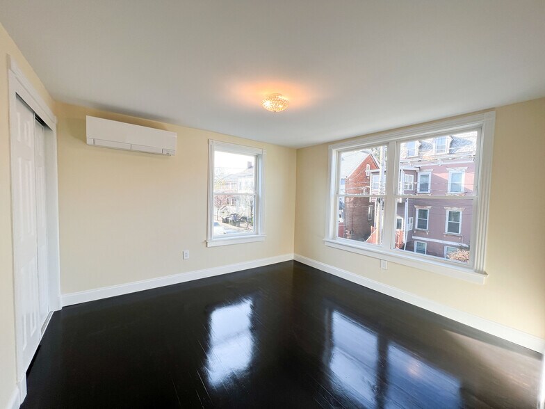 Building Photo - 33 Conklin St