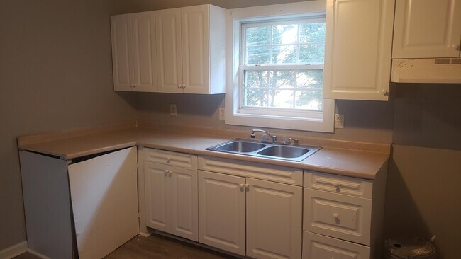 Building Photo - 410 Cypress Ave