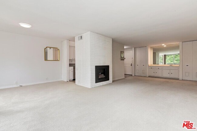 Building Photo - 809 S Bundy Dr