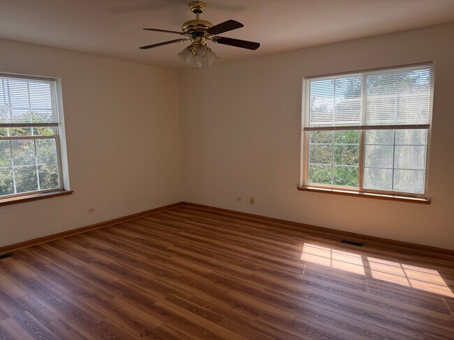 Building Photo - 211 Monarch Dr