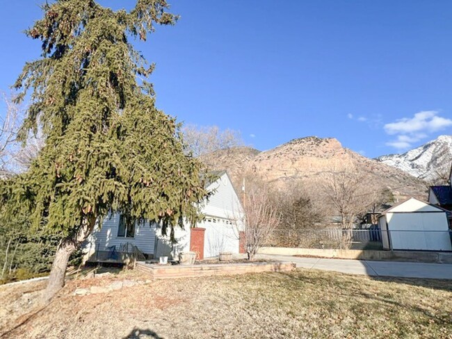 Building Photo - Beautifully furnished home with 2 car garage