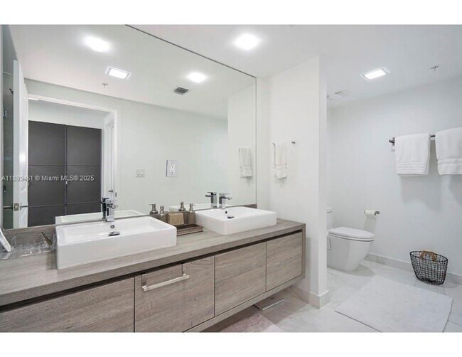 Building Photo - 400 Sunny Isles Blvd