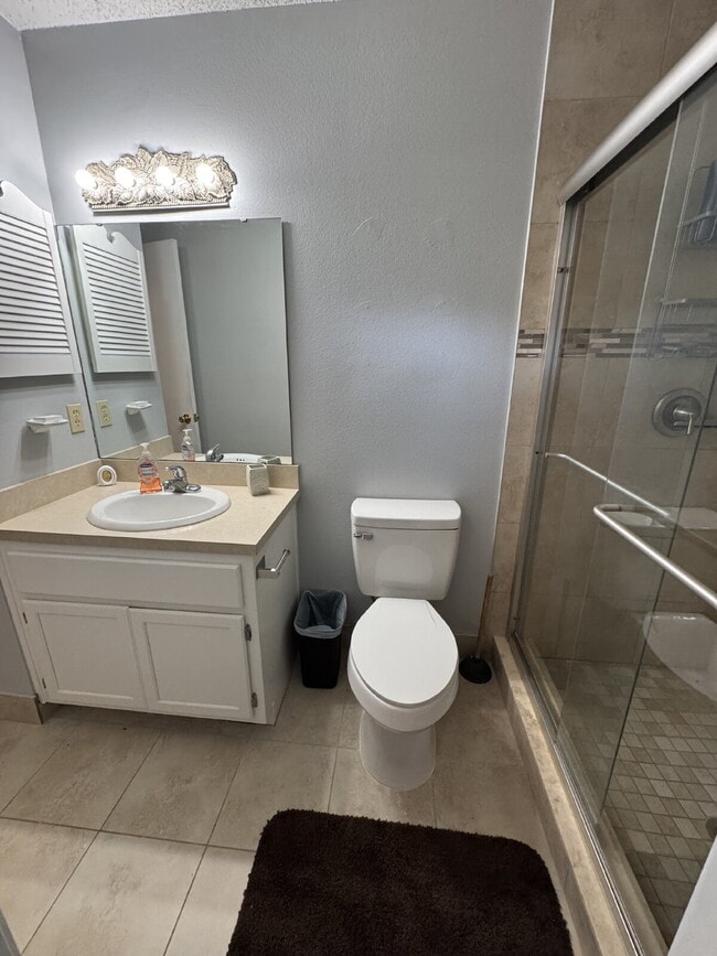 Building Photo - 2 bedroom 2.5 bath townhome with private d...