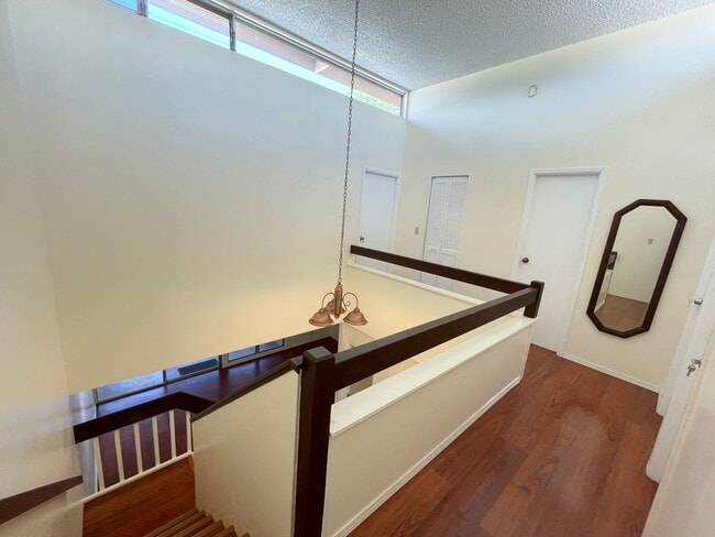 Building Photo - Well Maintained 3 Bed, 2.5 Bath Townhome i...