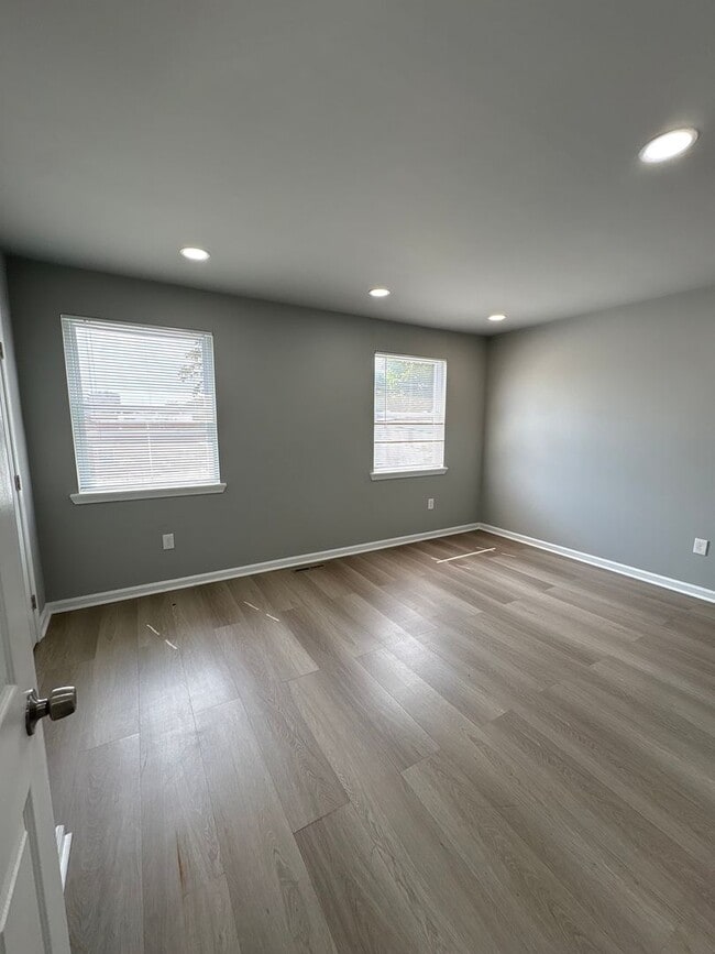 Building Photo - ** 3 BEDROOM TOWNHOME **