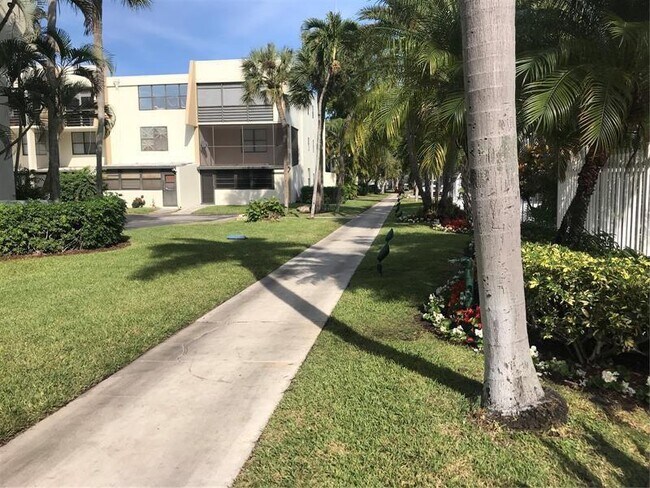 Building Photo - 20350 W Country Club Dr