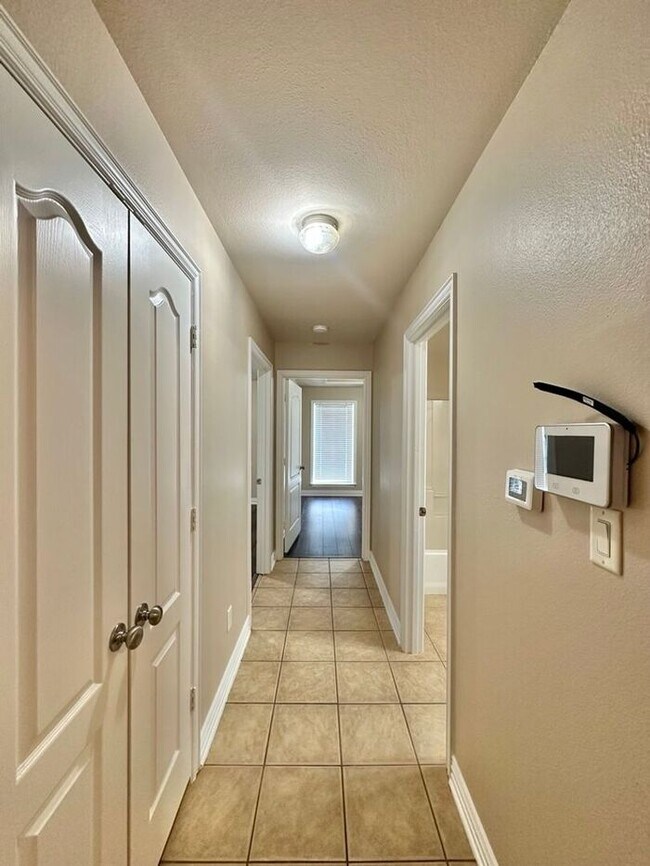 Building Photo - Spacious Flint Home on a Corner Lot with Stunning Primary Suite