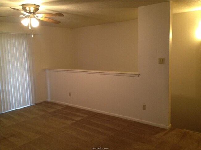 Building Photo - 906 Spring Loop