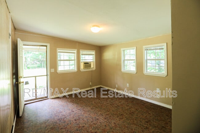 Building Photo - 1282 SE Farmers Dr