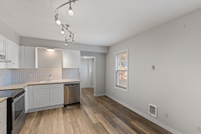 Building Photo - 1 BD available in the serene SW Hills