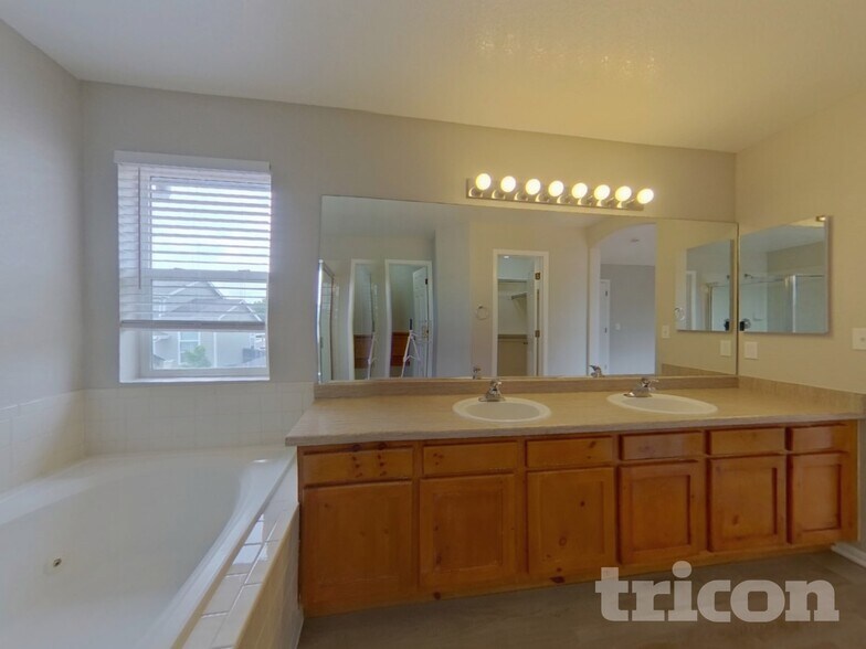 Building Photo - 9909 Vine St