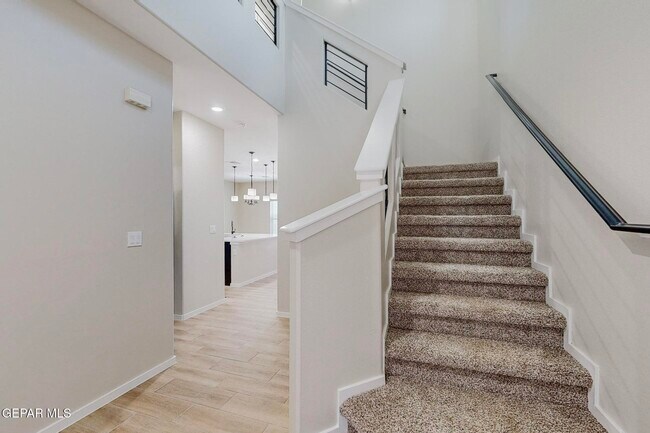 Building Photo - 516 Logwood Ave