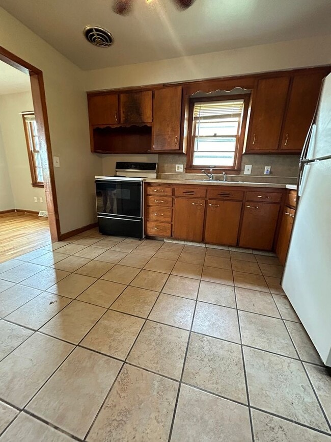 Building Photo - Three Bedroom Home!