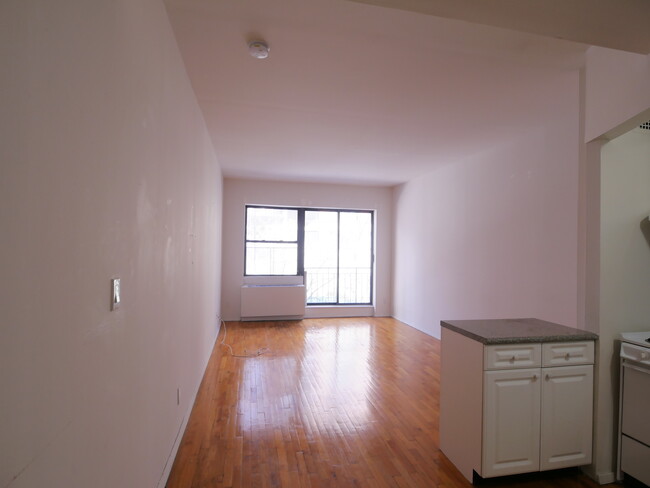 Interior Photo - 334 East 74th Street