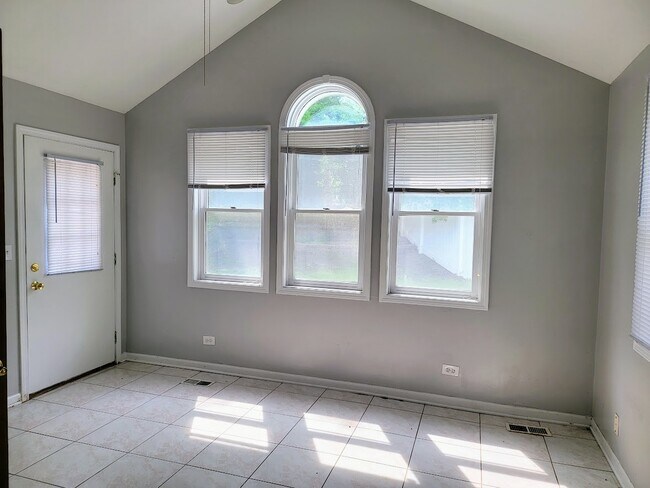 Building Photo - 719 Radnor Dr