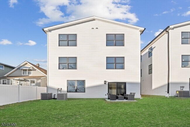 Building Photo - 908 S Park St