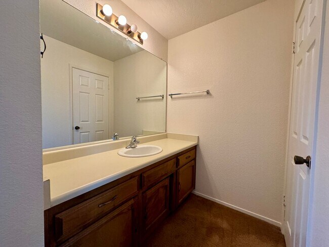 Building Photo - 3-Bedroom House, 2-Car Garage, Fenced Yard...