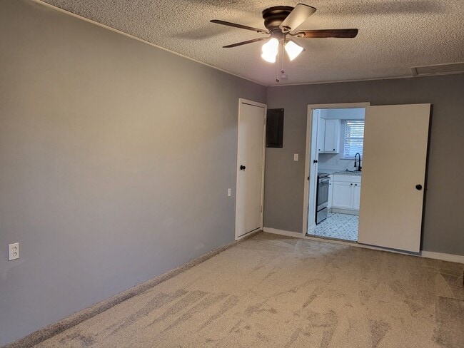 Building Photo - 1713 Chip-N-Dale Dr