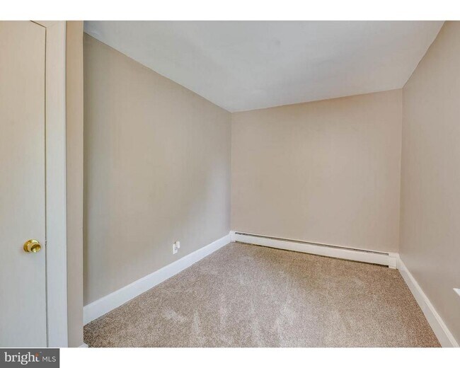 Building Photo - 330 S Fairview St