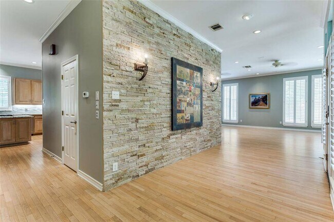Building Photo - 3805 Briarhaven Rd