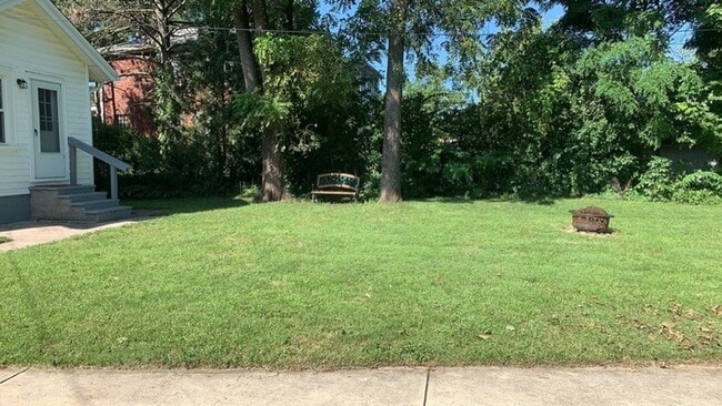 Building Photo - 211 Hadley Ave