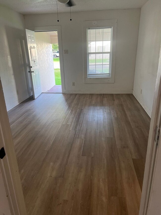 Building Photo - Charming 2BR Duplex in La Porte