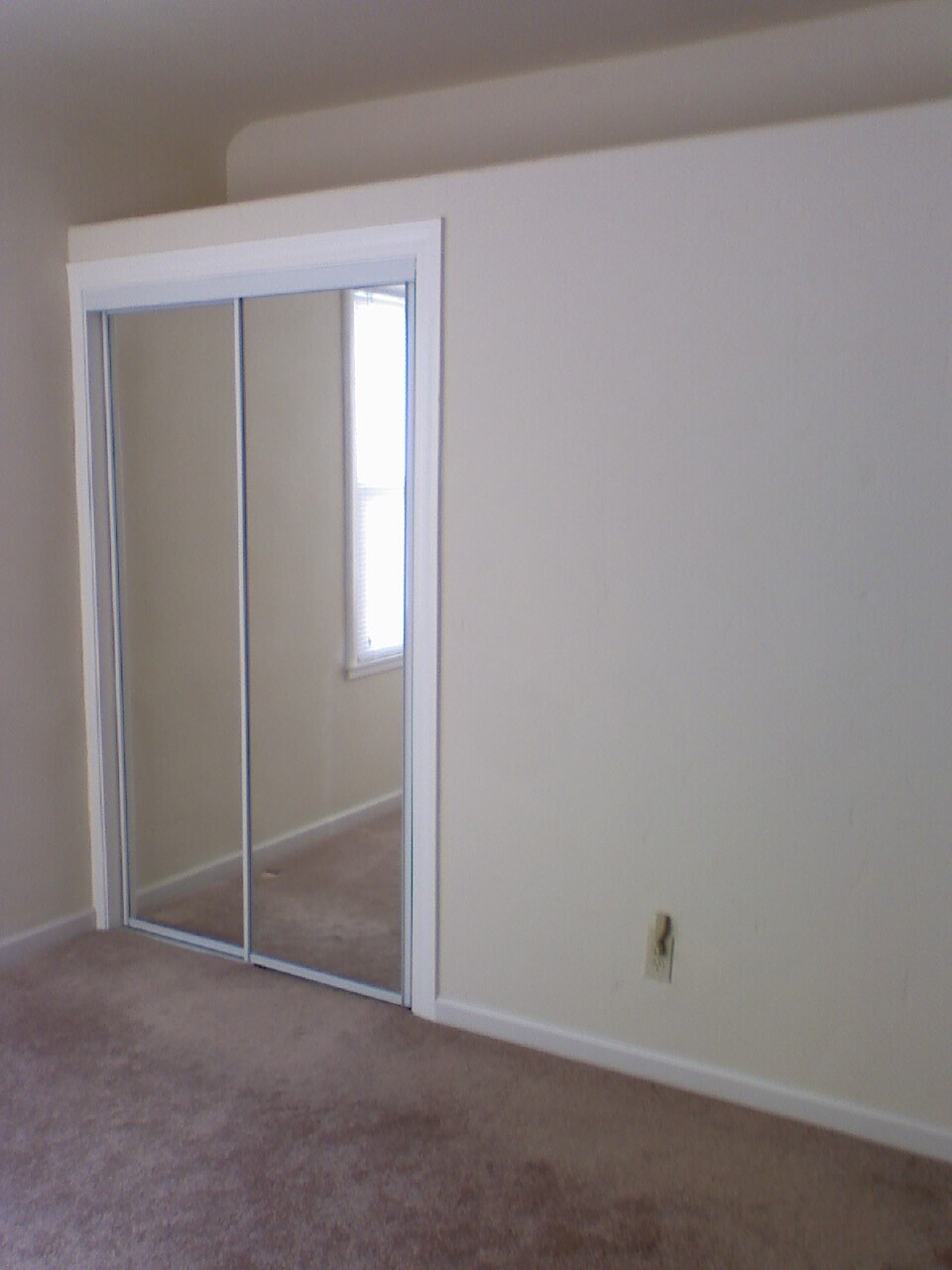 Building Photo - 638 Laine St