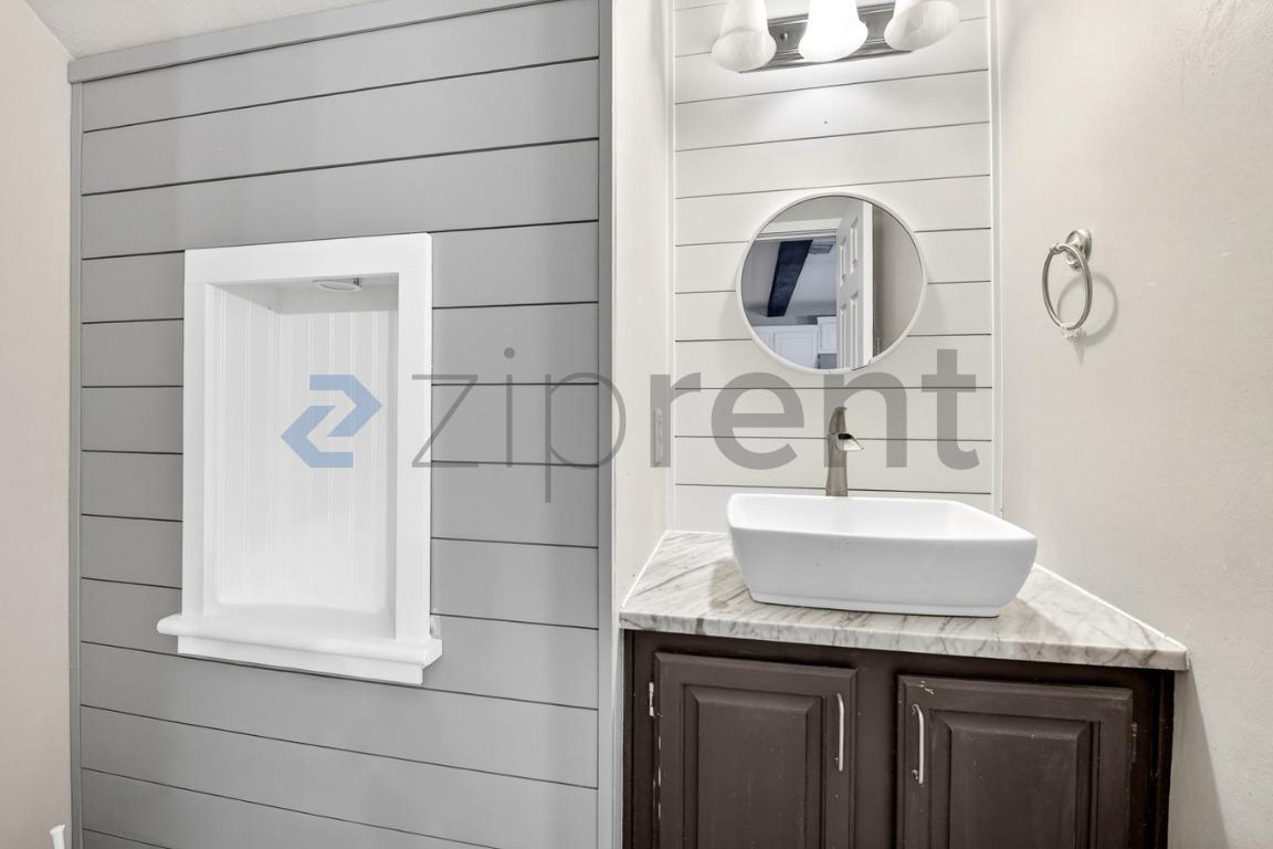 Building Photo - 3817 Dutton Dr