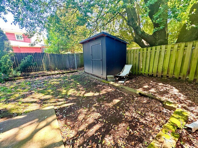 Building Photo - Beautiful 1-bedroom unit (half of a duplex...