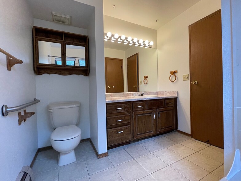 En-Suite Bathroom for Upper Bedroom - 21 El Sereno Dr