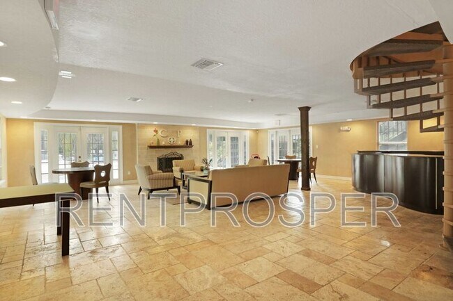Building Photo - 3944 Versailles Dr