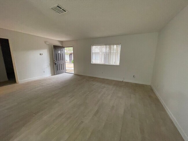 Building Photo - APPLE VALLEY- REFURBISHED 2 BEDROOM , 2 BATHROOM APARTMENT